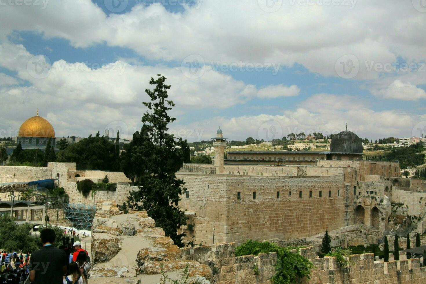 ein Aussicht von jerusalem zeigen das Kuppel von das Felsen foto
