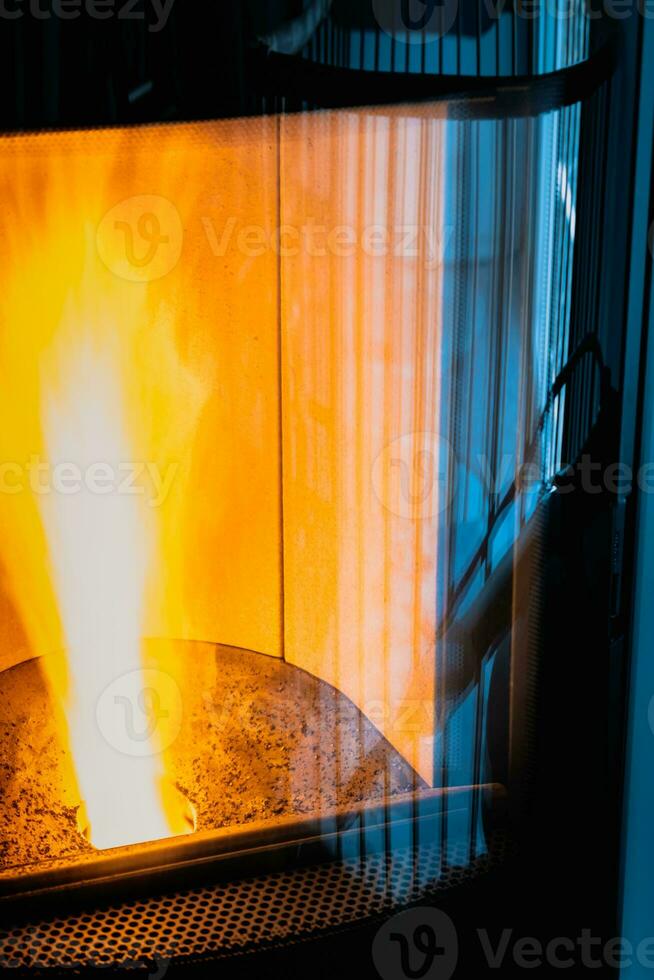 Feuerstelle von ein Pellet Herd, Granulat Herd mit Flammen foto