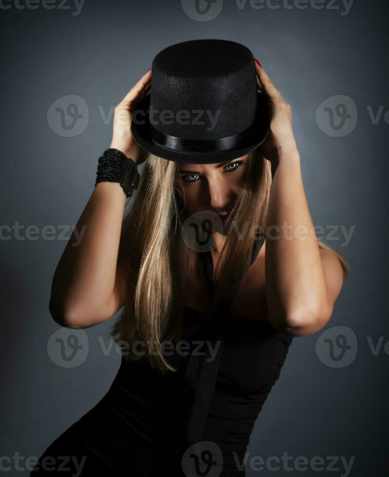 Frau im schwarz Hut foto