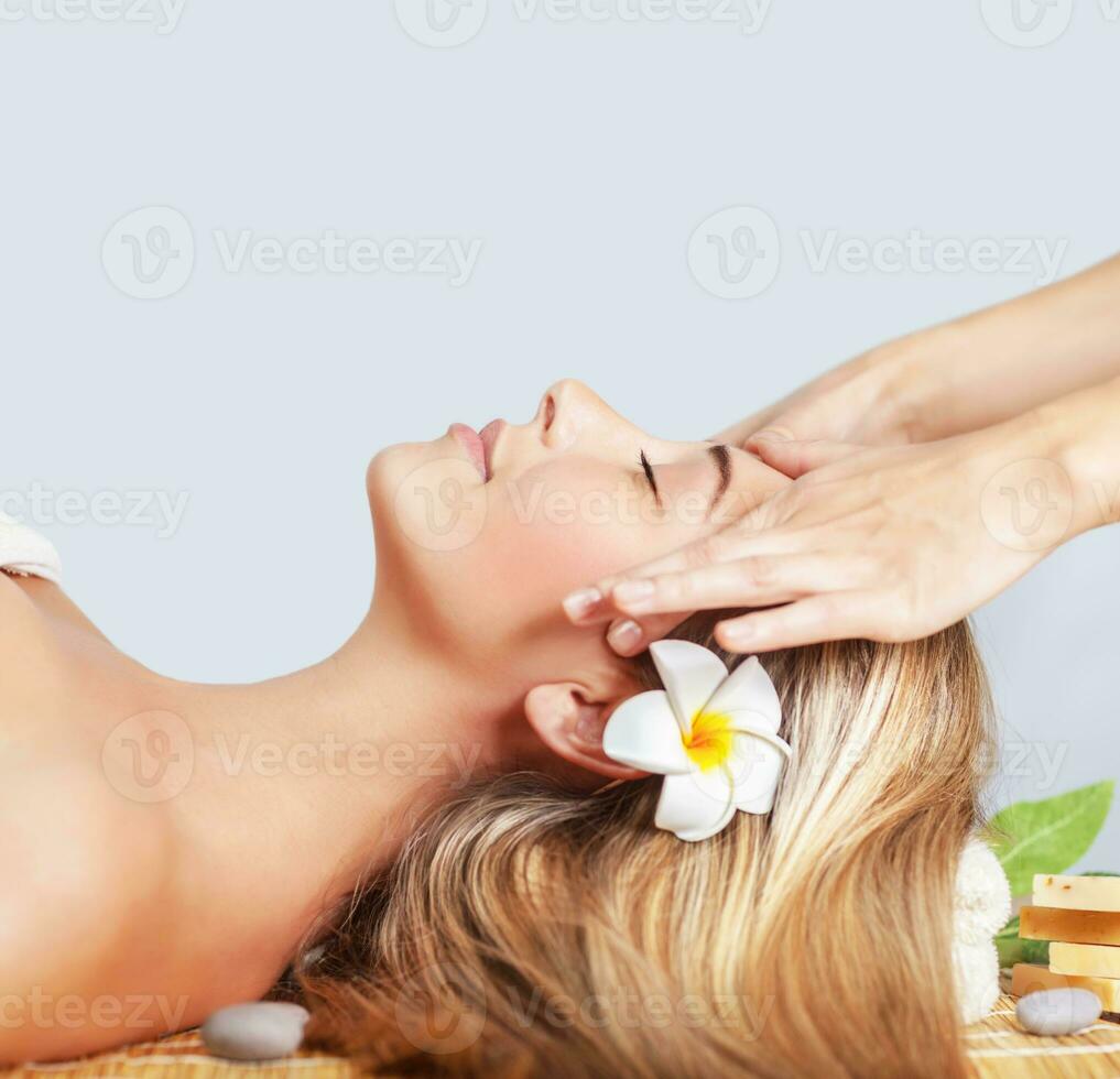 Ruhe Frau genießen Massage foto