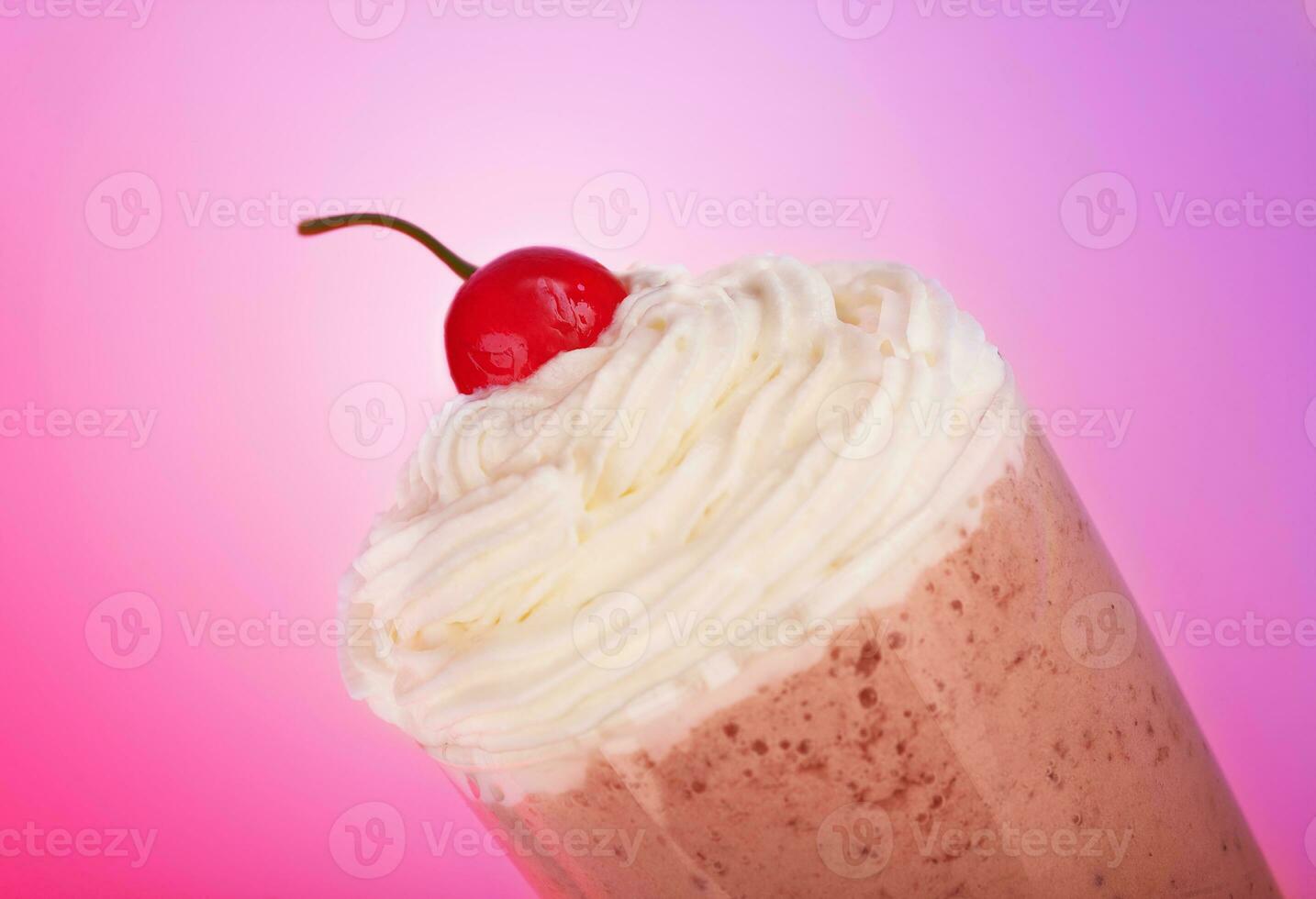 lecker Milchshake Über Rosa Hintergrund foto