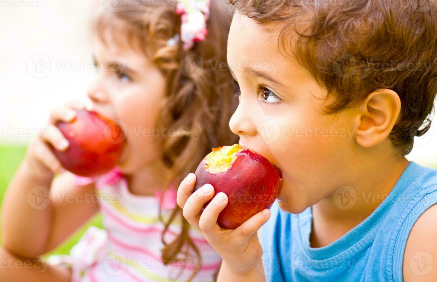 glücklich Kinder Essen Apfel foto