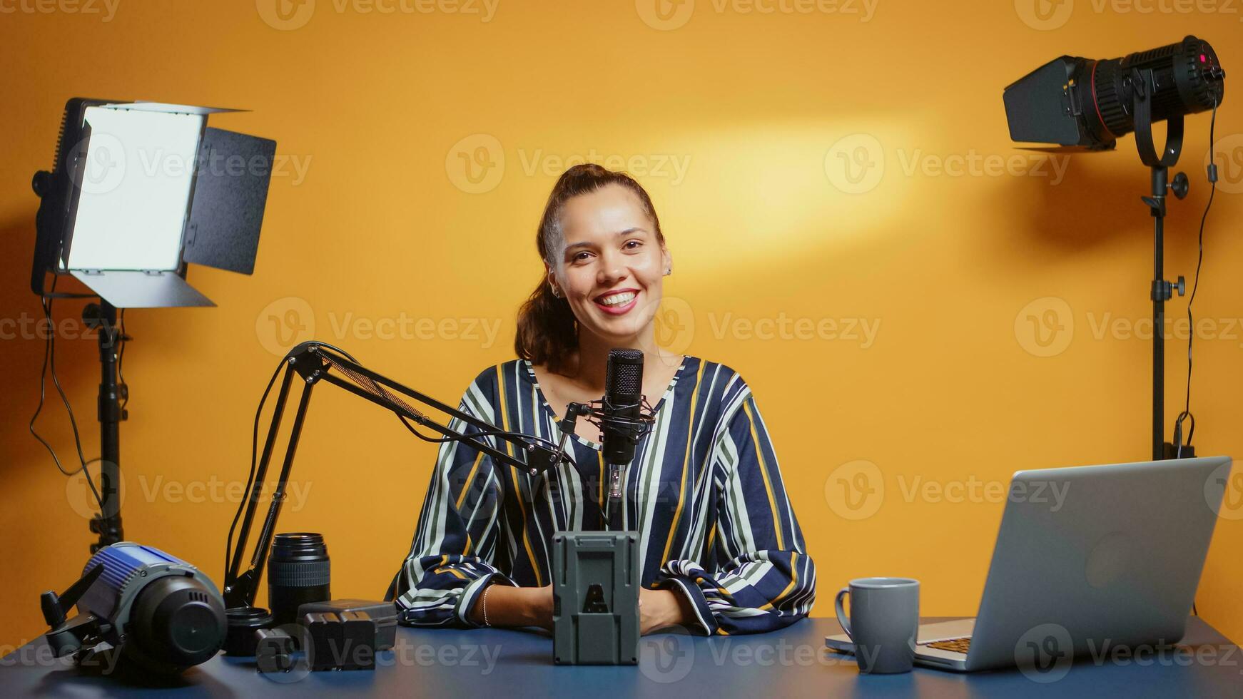 Influencer reden Über Fachmann Video Ausrüstung im ihr Studio Satz. Fachmann Videografie Ausrüstung Rezension durch Inhalt Schöpfer Neu Medien Star Influencer auf Sozial Medien. foto