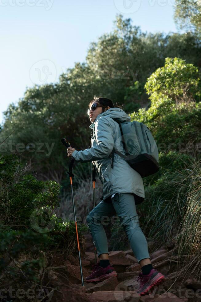 Frau überlegt das Landschaften von das garraf natürlich Park während Gehen das Wege von ein Berg. foto