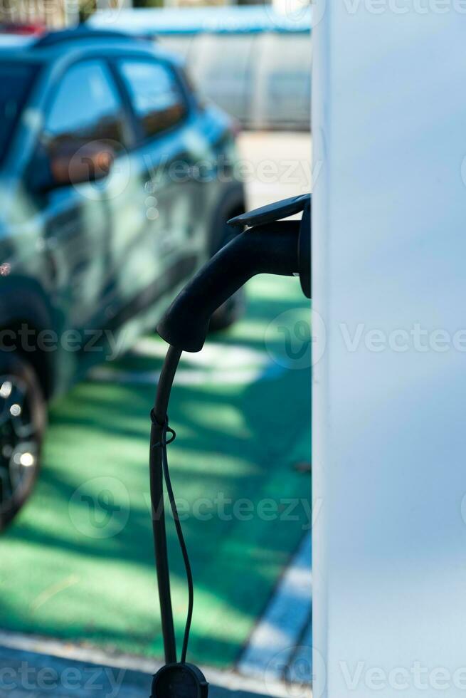 Ladegerät in Verbindung gebracht zu elektrisch Auto auf Öffentlichkeit Straßen. foto