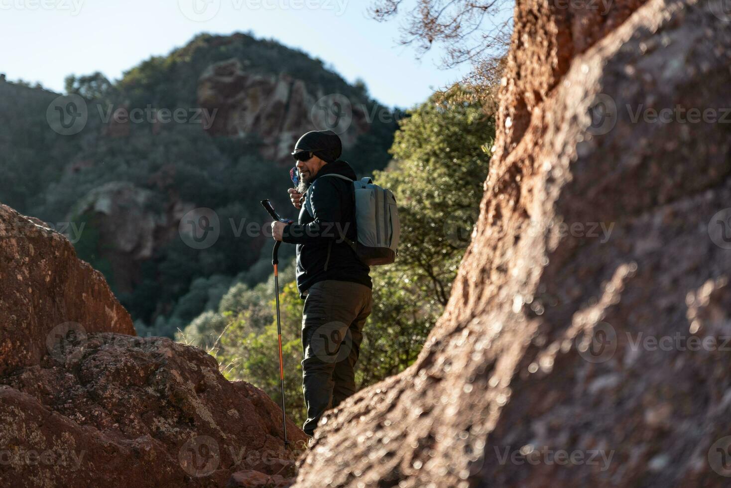 mittleren Alters Mann überlegt das Landschaften von das garraf natürlich Park während Gehen entlang das Wanderwege von ein Berg. foto