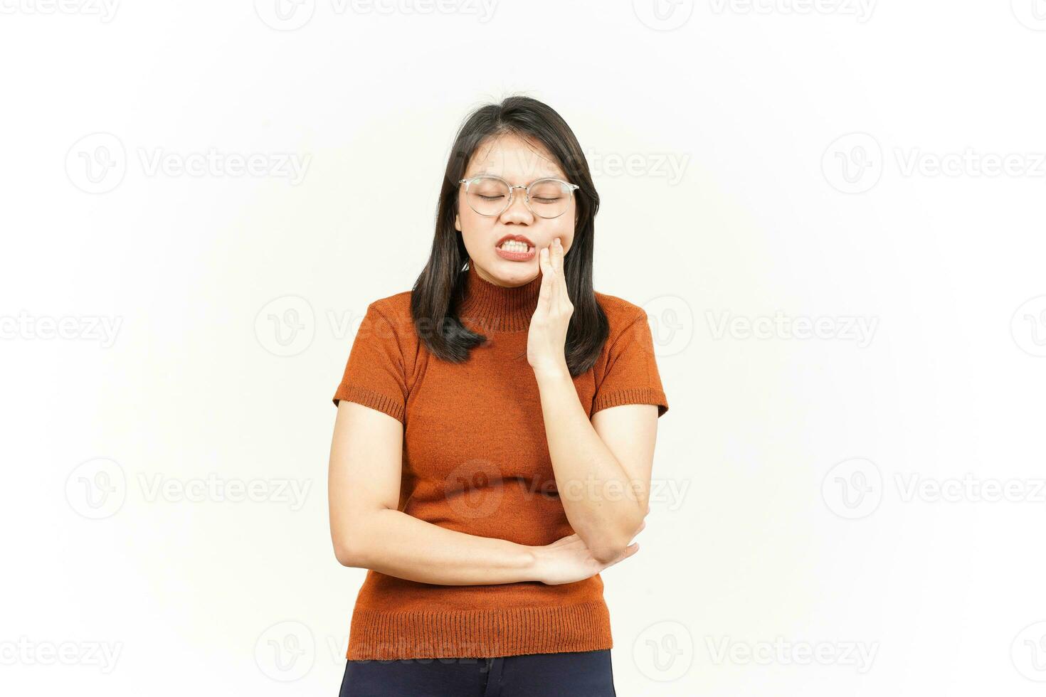 leidende Zahnschmerzengeste der schönen asiatischen Frau lokalisiert auf weißem Hintergrund foto