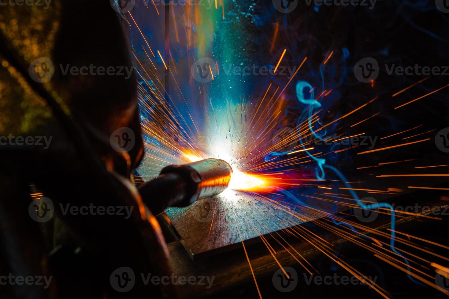 industrieller Stahlschweißer in der Fabrik technisch foto