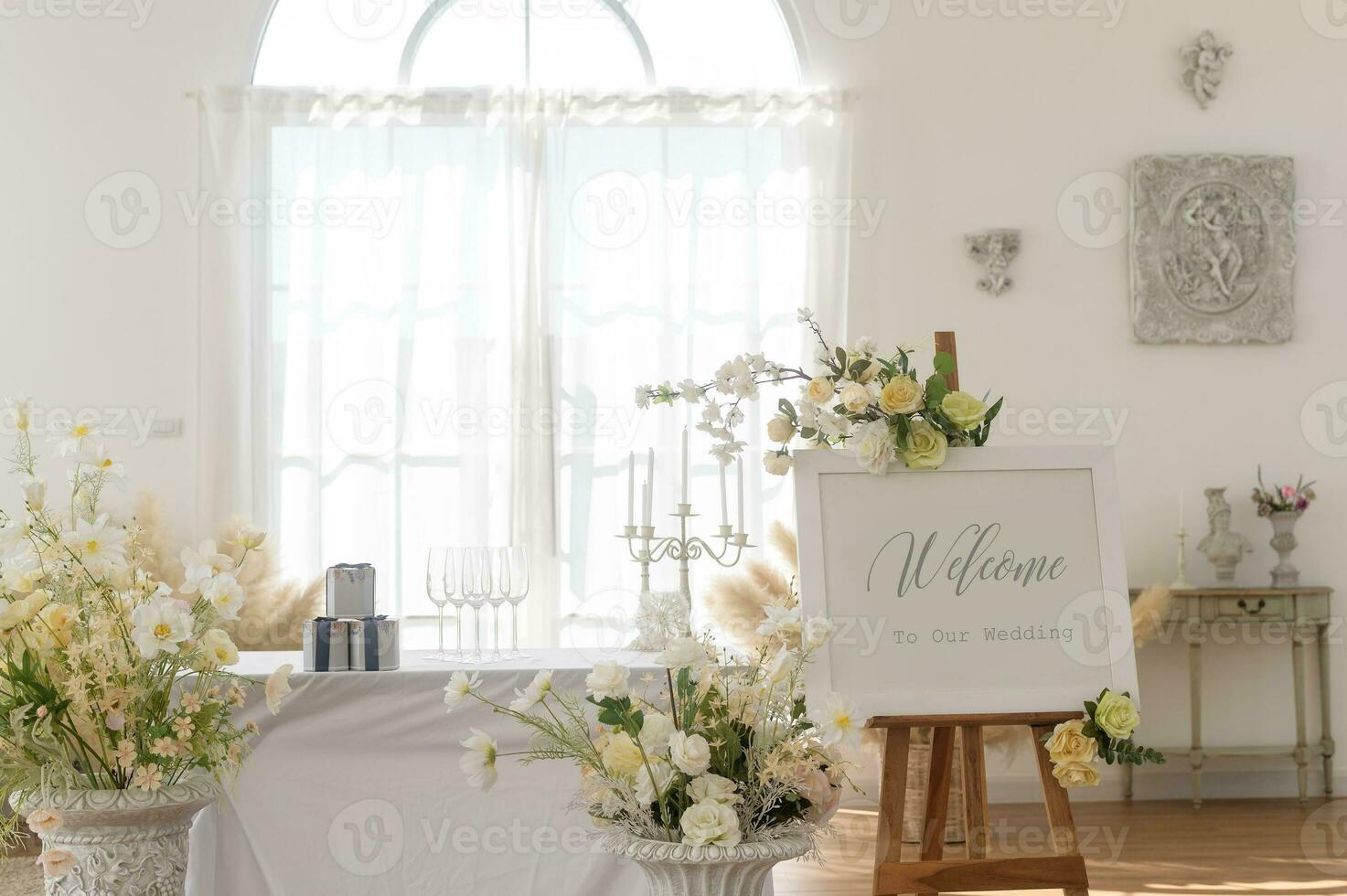 herzlich willkommen zu Hochzeit Zeichen und Rezeption Tabelle dekoriert mit Blumen foto