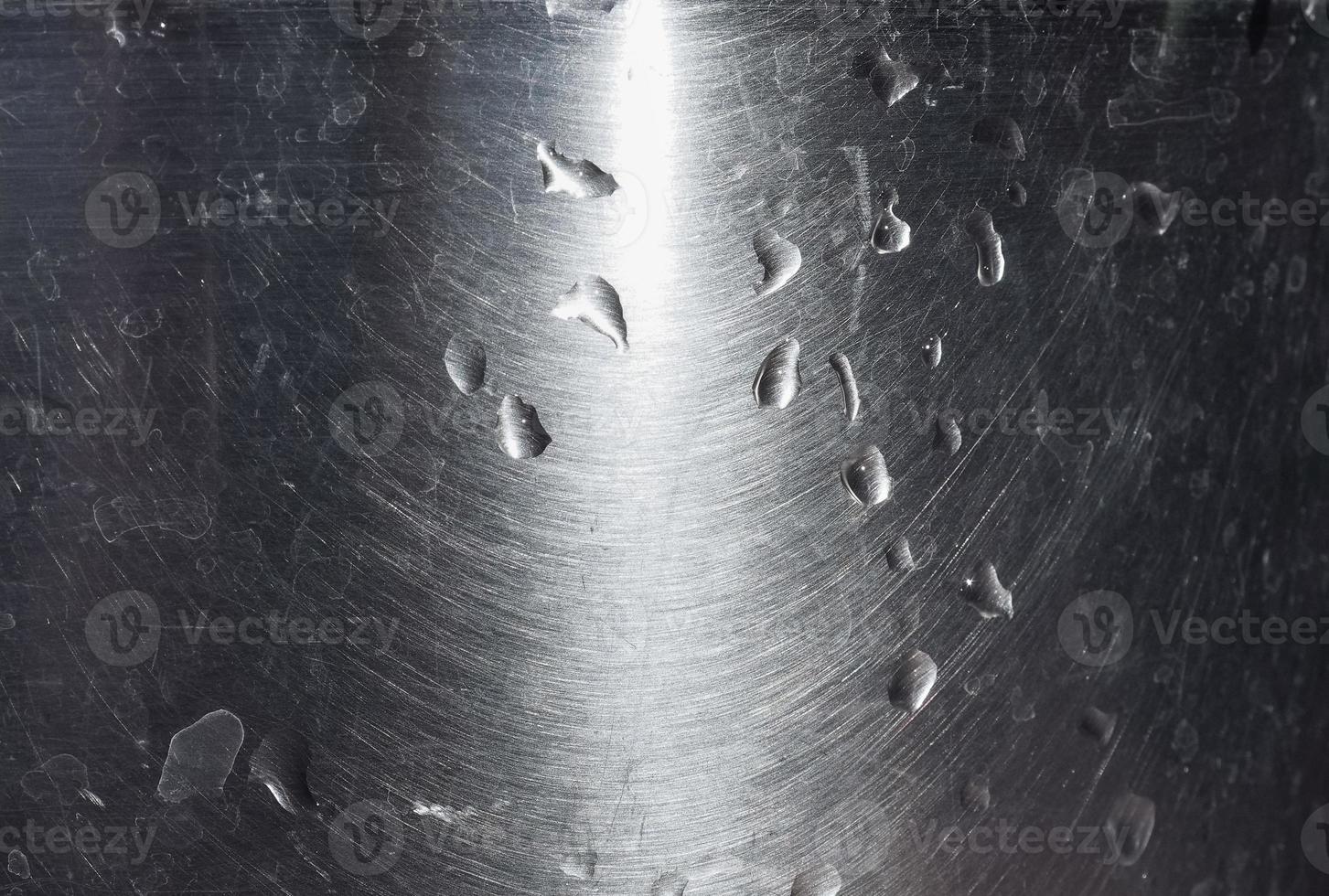 Wassertropfen auf grauem Stahlbeschaffenheitshintergrund foto