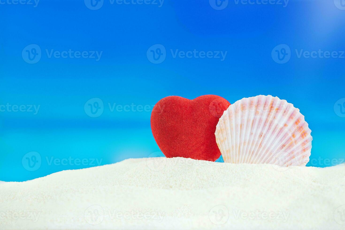 rot Herz mit Muschel auf Sand von Strand hinter Meer. Valentinstag Tag, Hochzeit, Flitterwochen, Urlaub im heiß Länder. Kopieren Raum foto