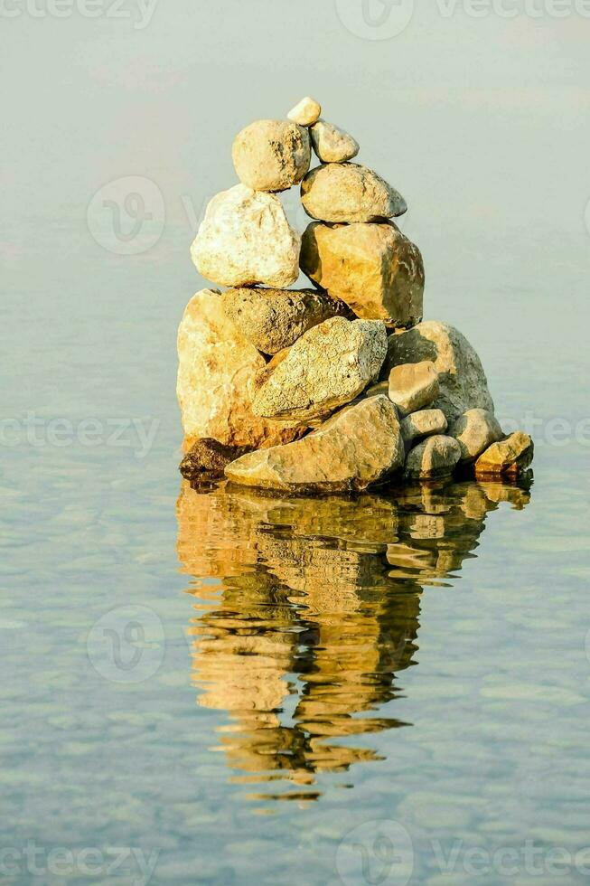 ein Stapel von Felsen im das Wasser foto