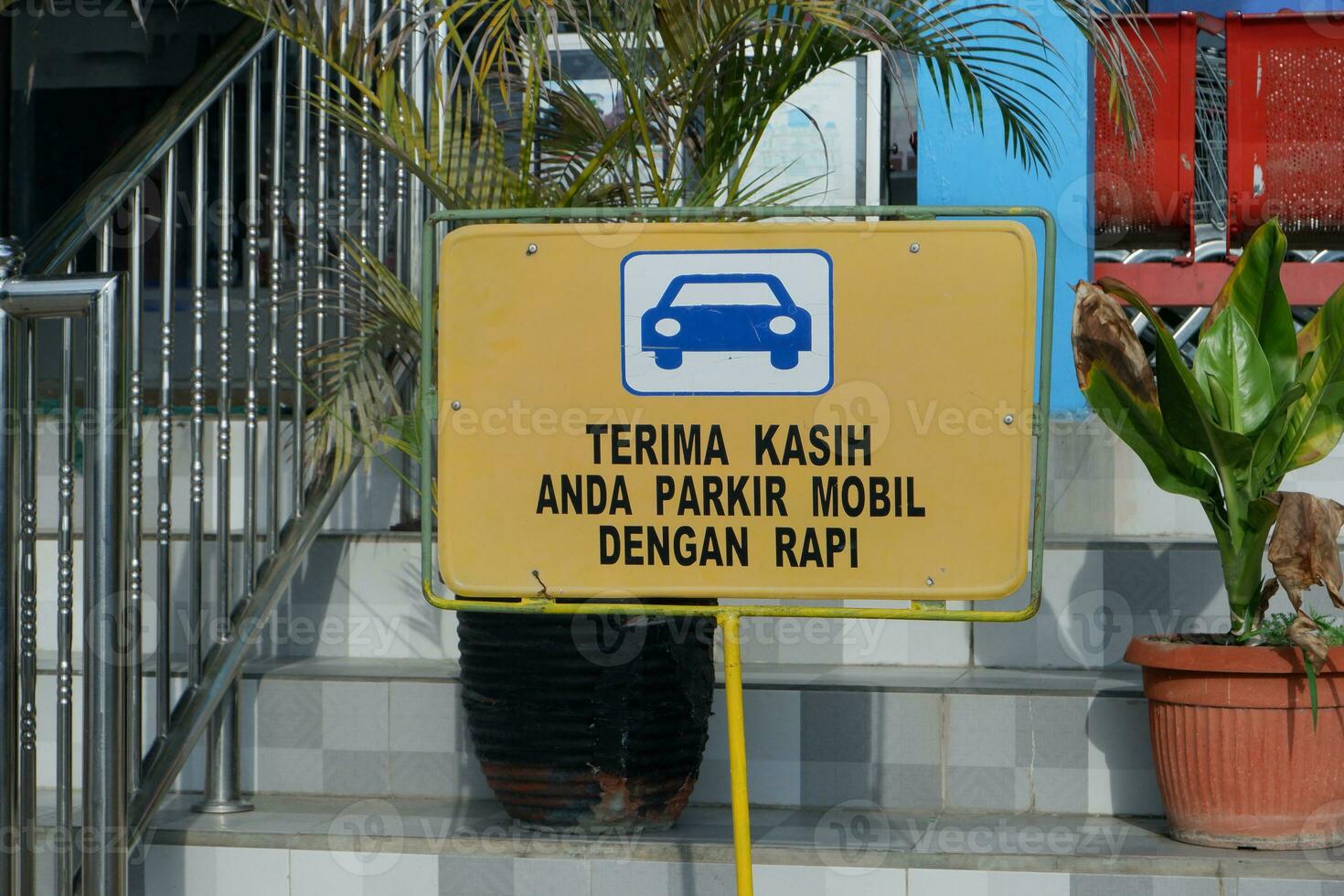Gelb Warnung Tafel mit ein Auto Symbol und das Wörter Terimah kasih und ein parkir mobil dengan schnell im Englisch danken Sie zum Parkplatz das Auto ordentlich foto