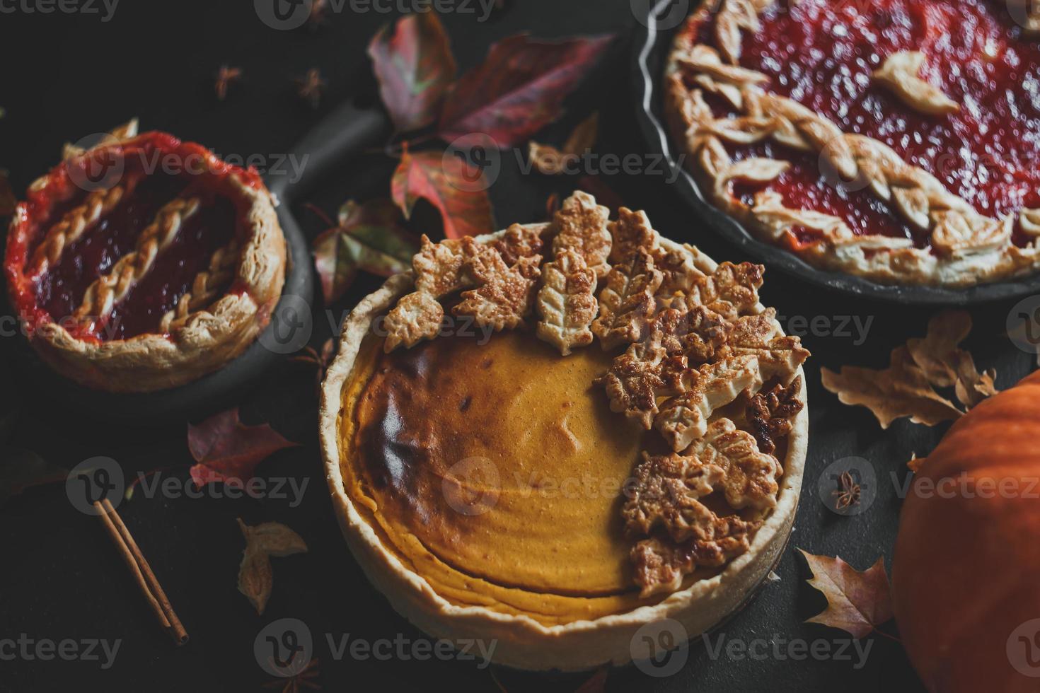 traditioneller amerikanischer Kürbiskuchen und Apfelkuchen, Erntedankfest foto