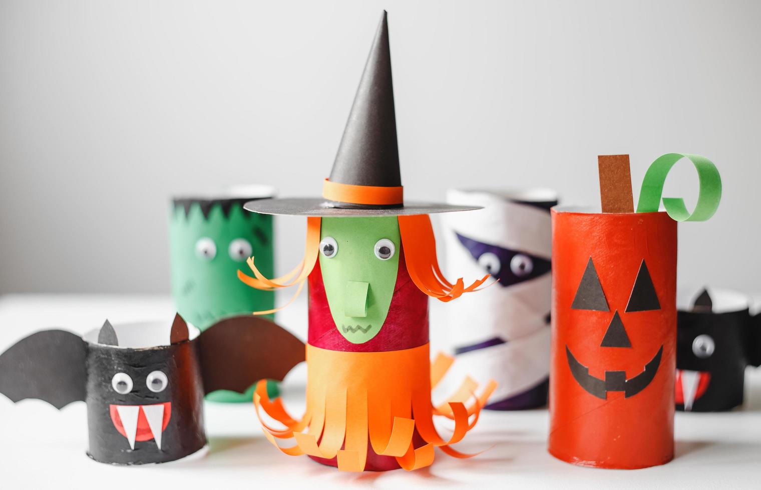 halloween-monster aus toilettenpapierrollen. Kinderhandwerk foto
