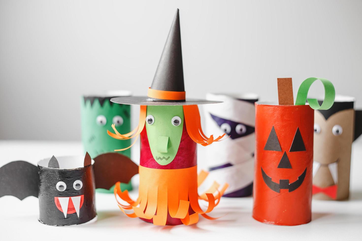 halloween-monster aus toilettenpapierrollen. Kinderhandwerk foto
