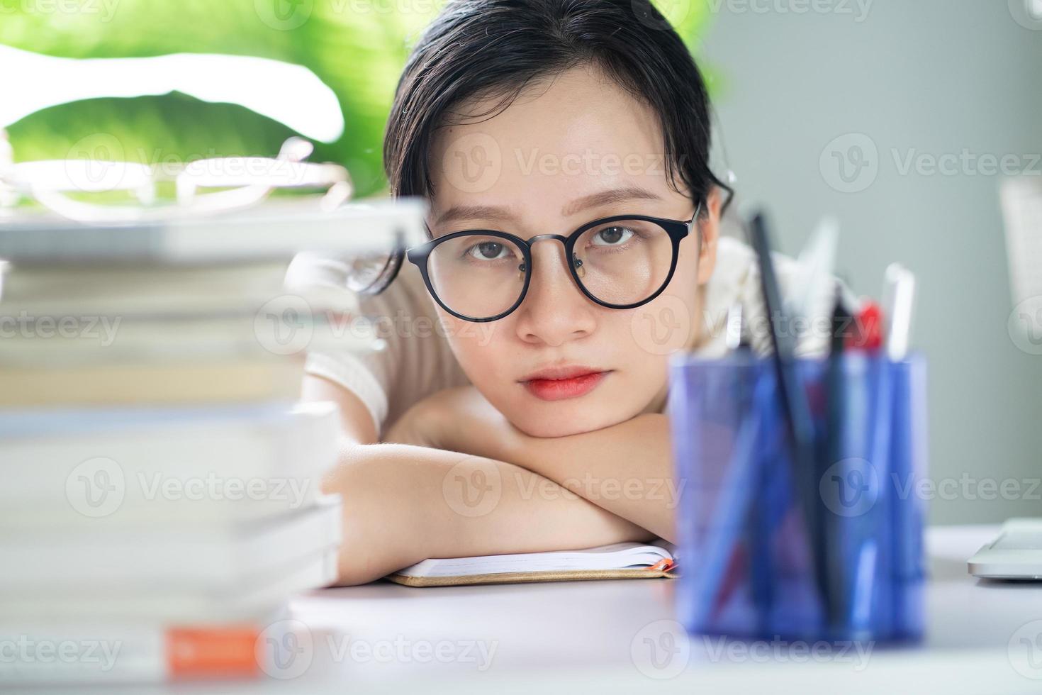 asiatisches junges Mädchen, das Hausaufgaben macht foto