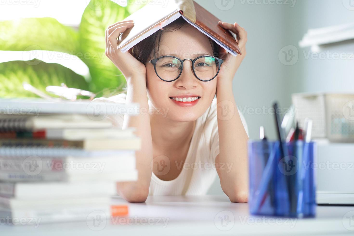 asiatisches junges Mädchen, das Hausaufgaben macht foto