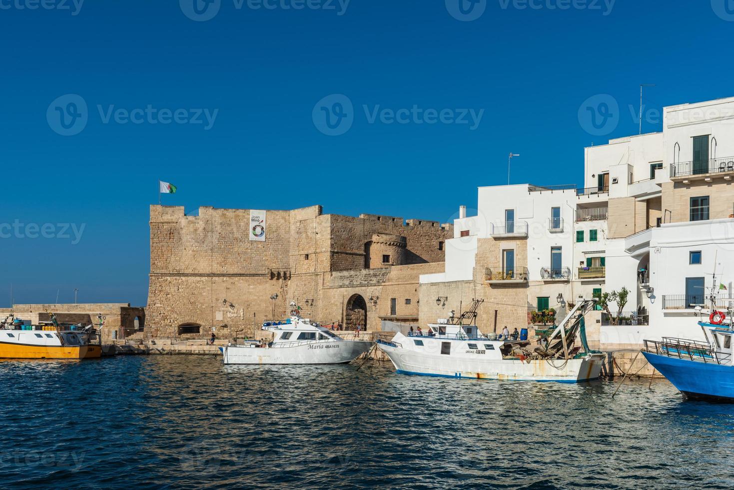 Monopoli, der Hafen und das historische Zentrum foto