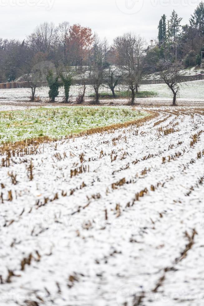 erster Schnee auf den Hügelstädten. zwischen Herbst und Winter foto