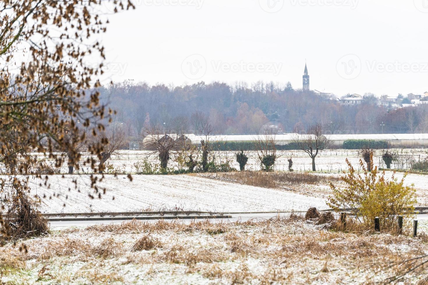 erster Schnee auf den Hügelstädten. zwischen Herbst und Winter foto