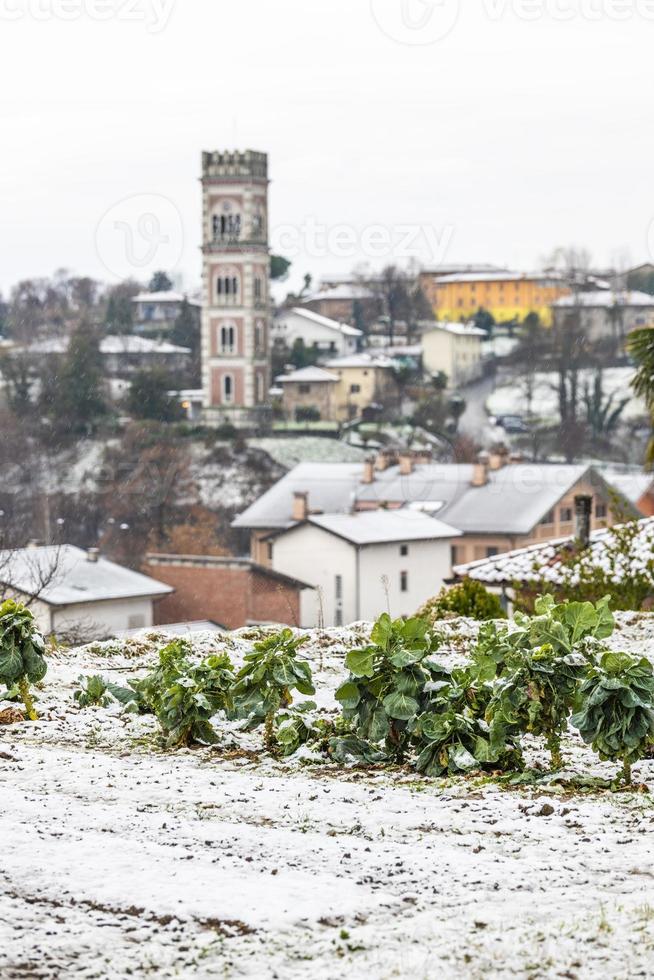 erster Schnee auf den Hügelstädten. zwischen Herbst und Winter foto