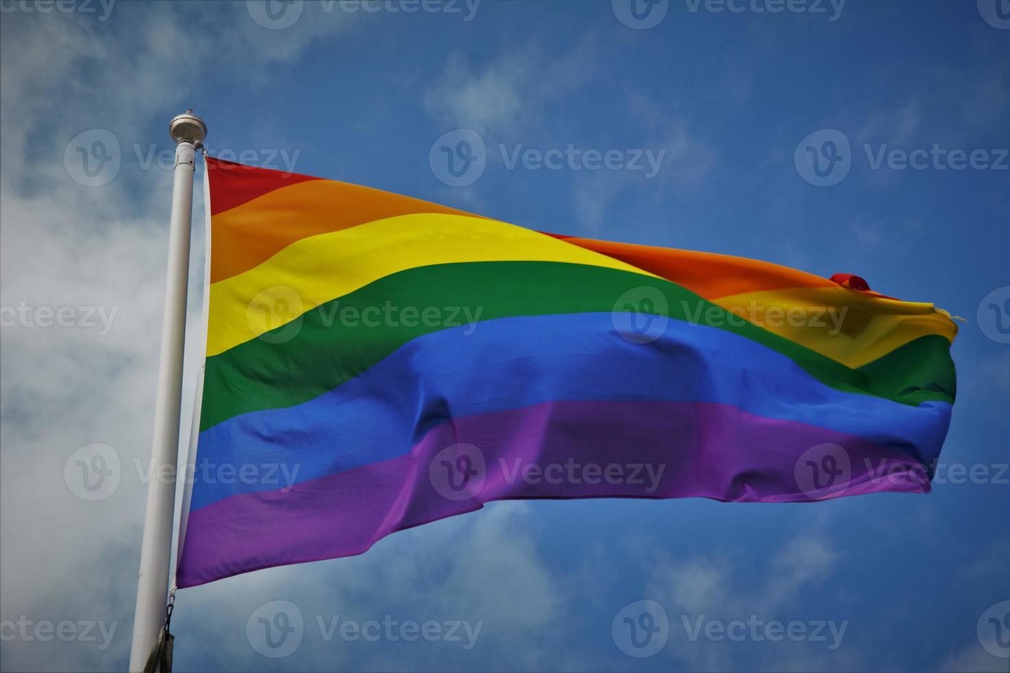 internationale stolz festival flagge auf blauem himmelshintergrund foto