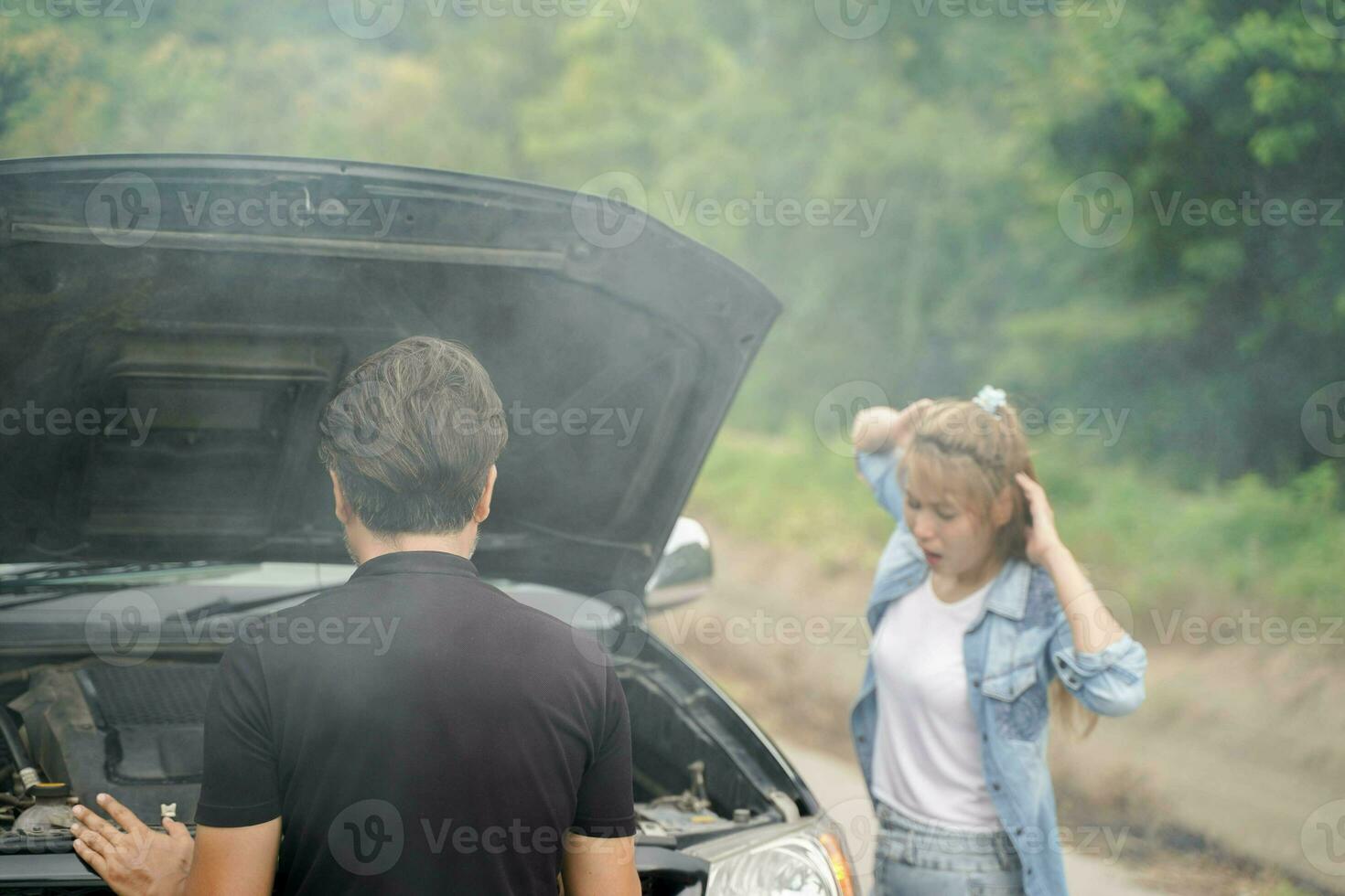 ein männlich Treiber prüft das Bedingung von ein Auto nach ein Unfall mit ein Motor Das raucht mit Sonne Strahl und draussen Hintergrund foto