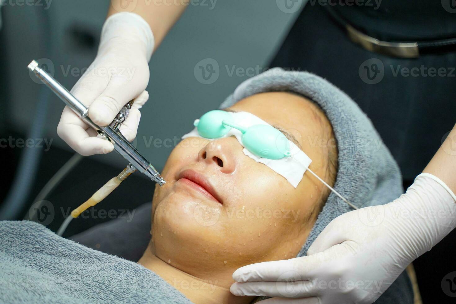 Nahansicht asiatisch Schönheit Frau Ware Augenklappe und Empfang Haut Gel zu bereiten das Farbe Licht Therapie zu stimulieren Gesichts- Gesundheit. foto