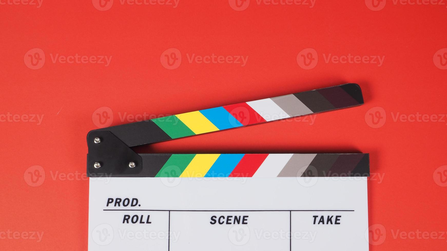 Filmklappe oder Filmschiefer auf rotem Hintergrund. Verwendung in der Videoproduktion und Filmindustrie. foto