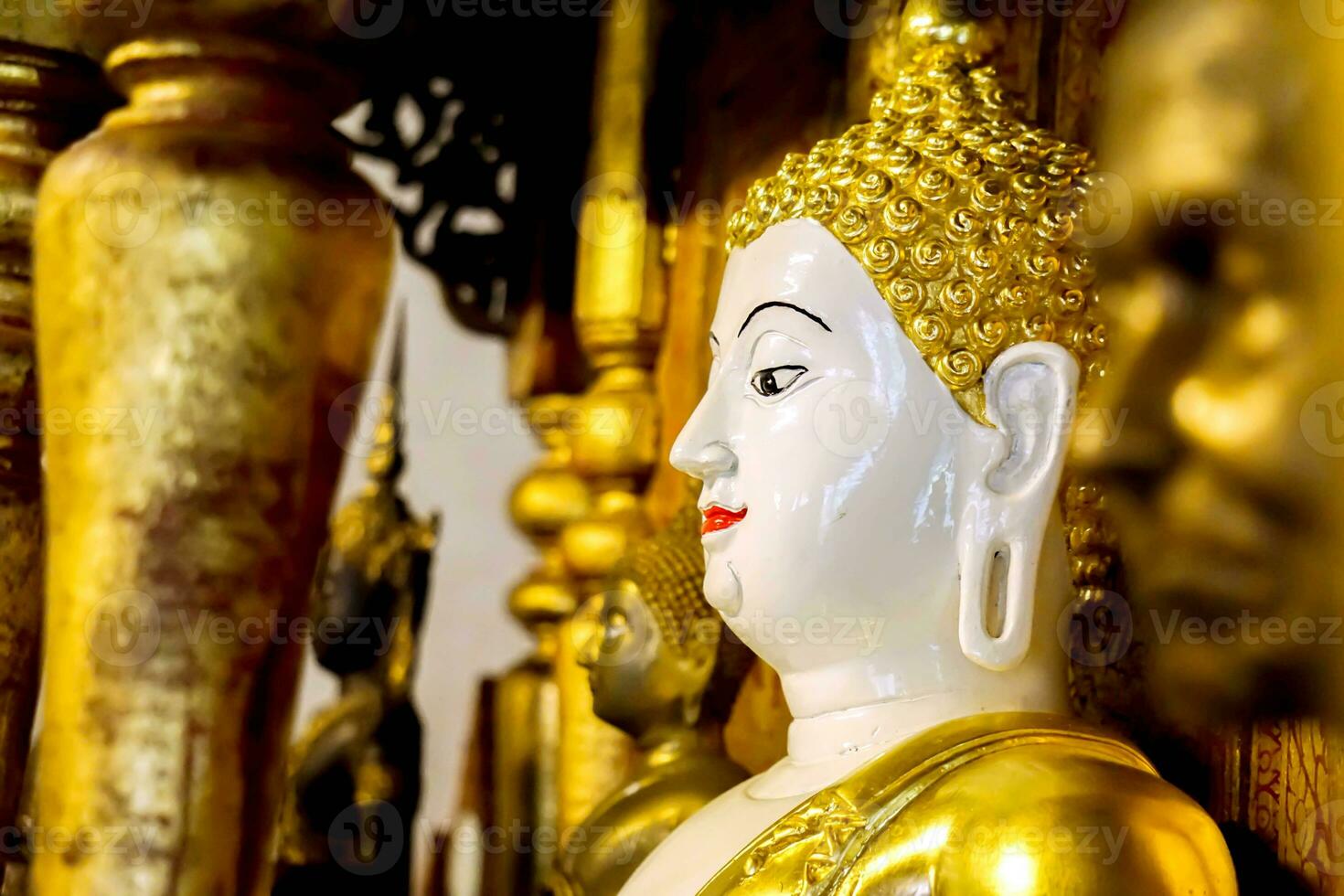 Nahansicht und Seite Aussicht uralt golden Buddha Statue von birmanisch Kunst im Heiligtum beim wat phra Das haripunchai lumphun Thialand. foto