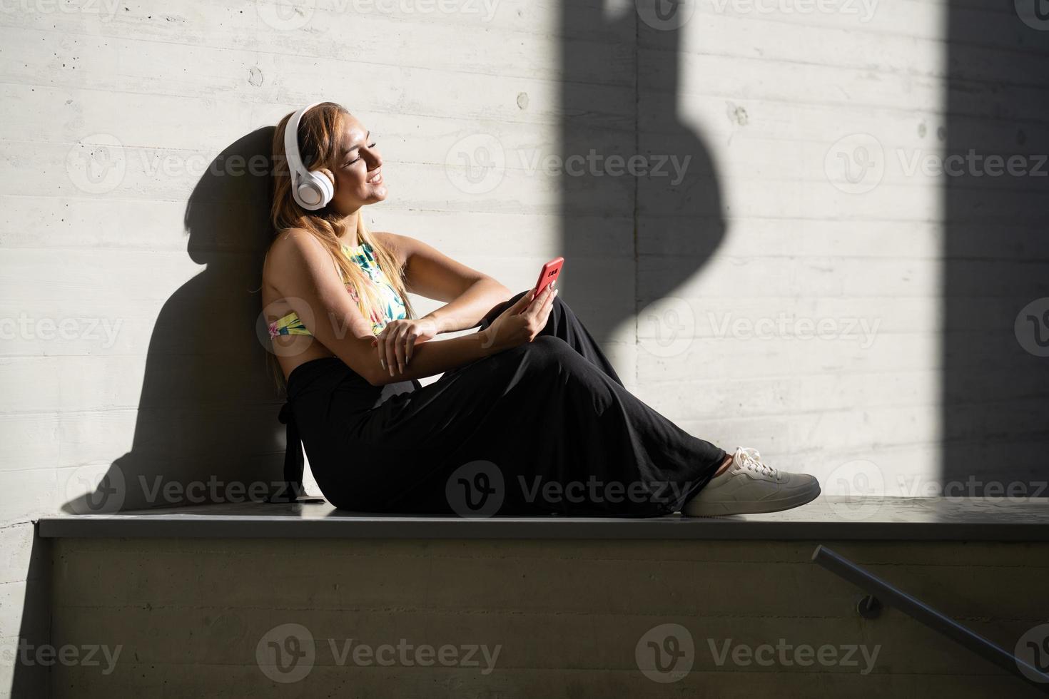 Mädchen mit einem Smartphone in Freizeitkleidung foto