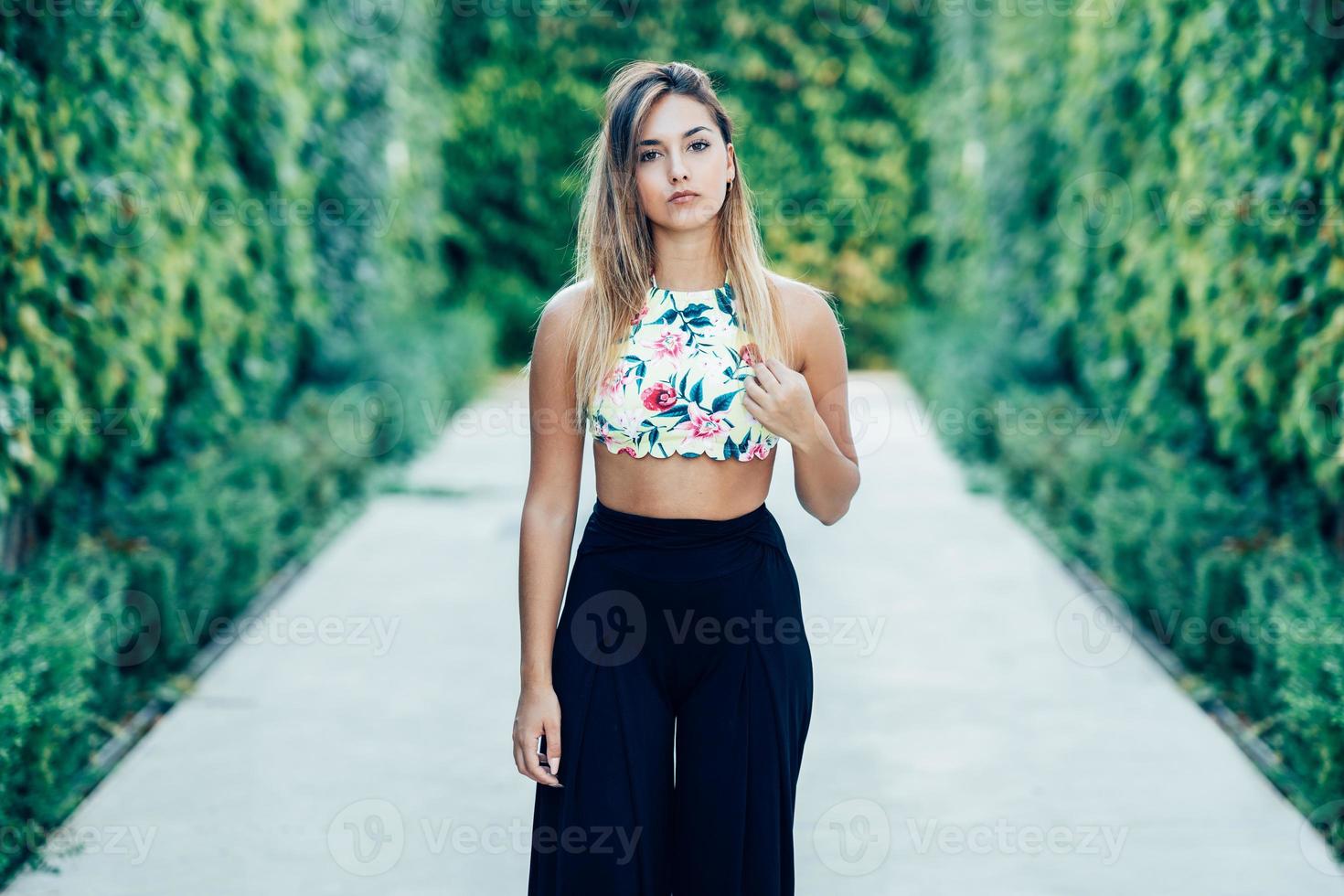 hübsches junges Mädchen mit schönen glatten Haaren foto