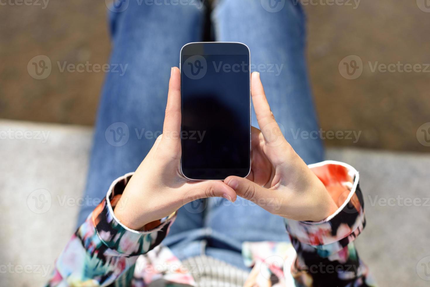 junge Frau mit einem Smartphone foto