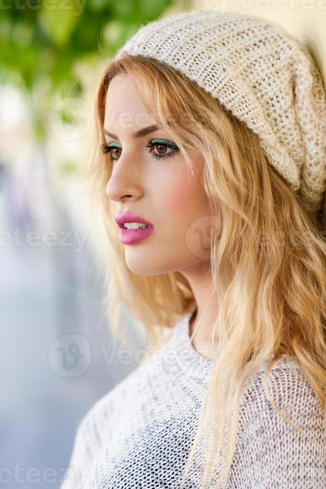 Nahaufnahmeprofil einer blonden jungen Frau mit lockigem Haar foto