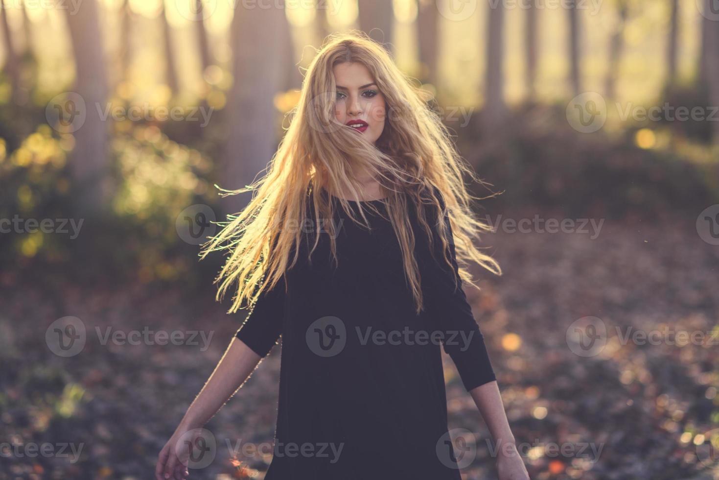 junge blonde Frau tanzt im Pappelwald foto