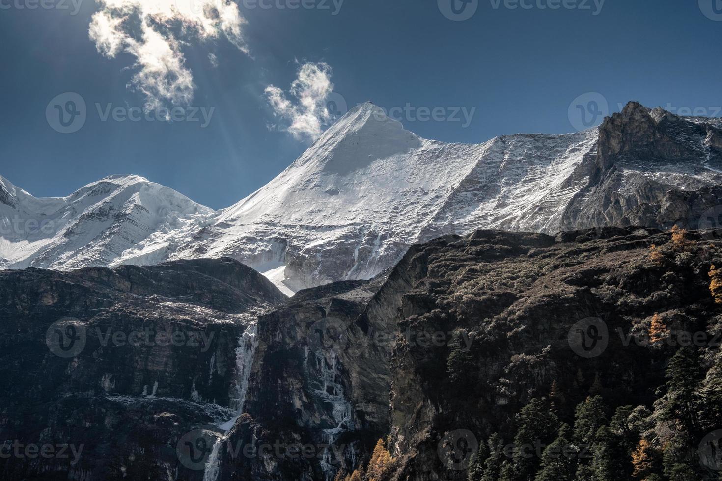 heiliger berg yangmaiyong mit herbstkiefernwald auf plateau foto