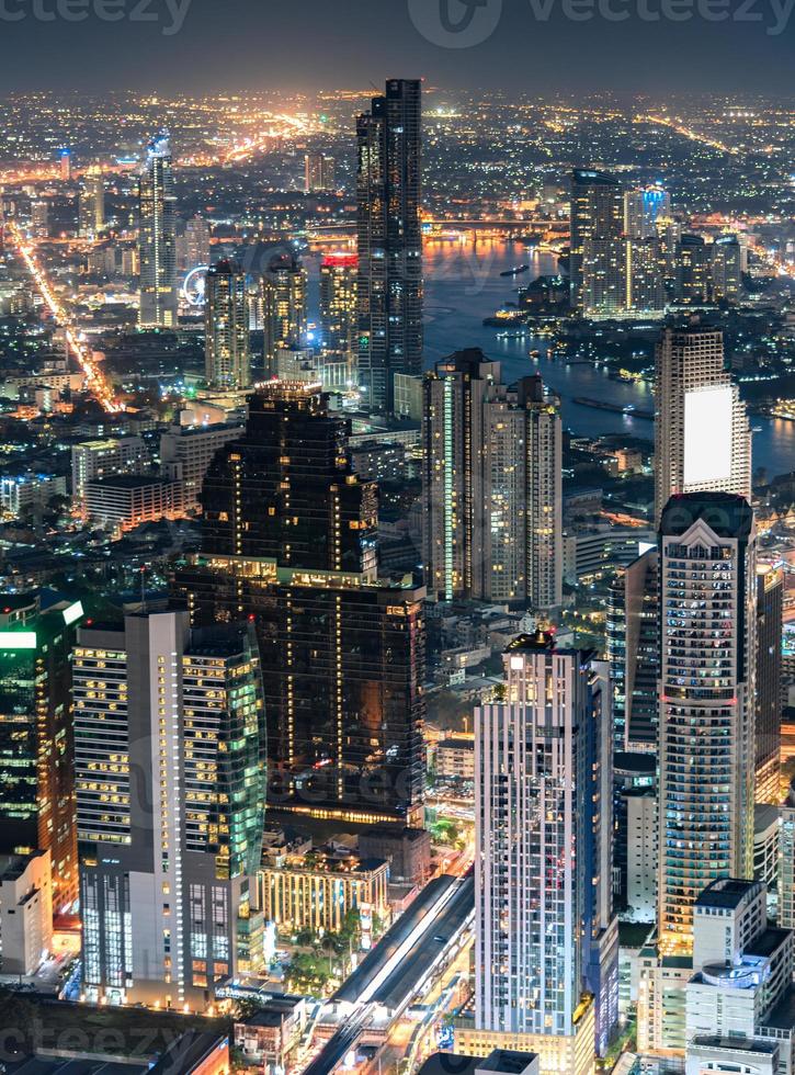 Stadtbild des überfüllten Gebäudes mit wenig Verkehr in der Stadt Bangkok foto