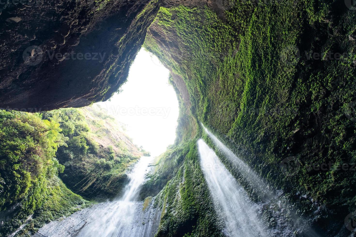 majestätischer Wasserfall, der auf einer felsigen Klippe im tropischen Regenwald fließt foto