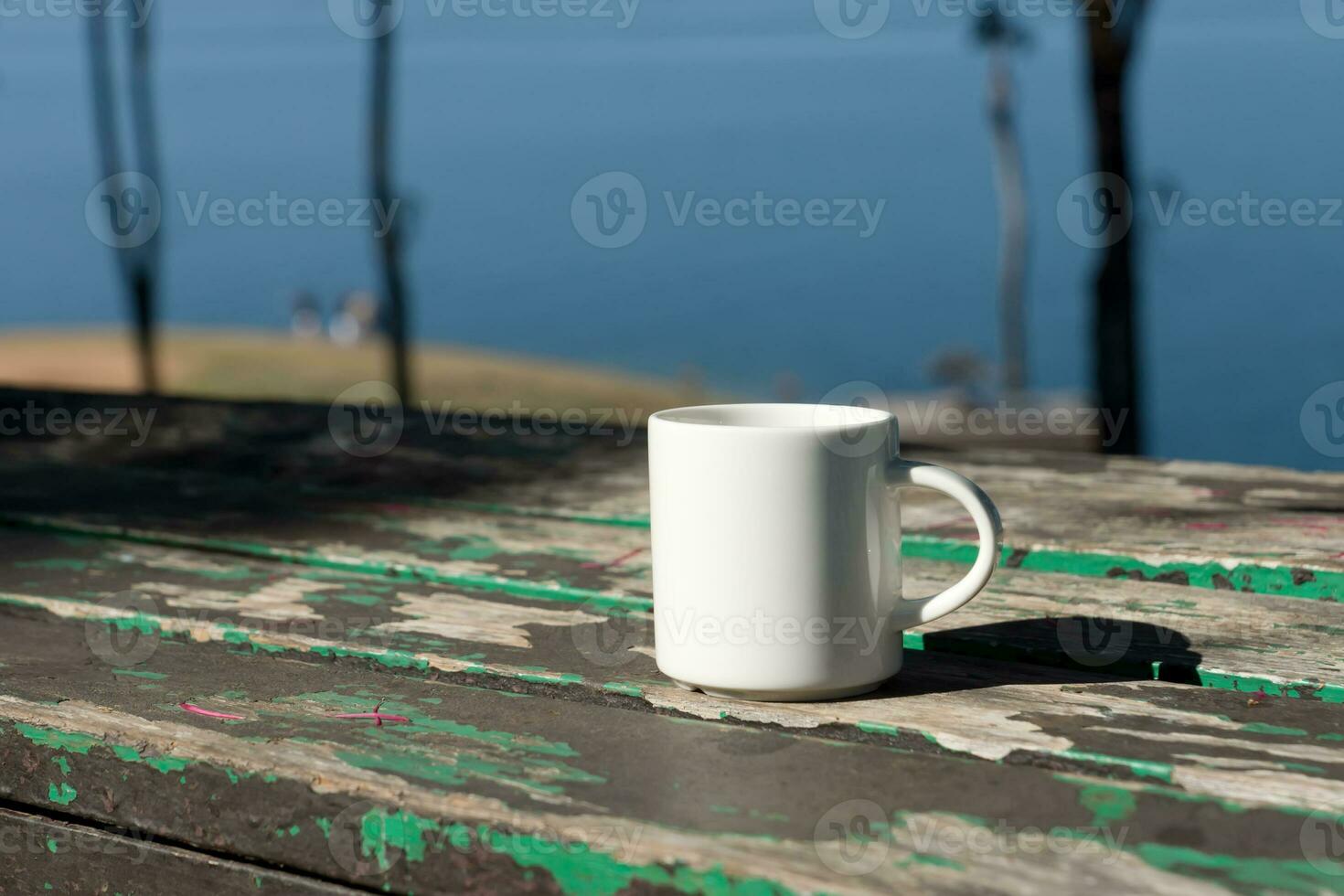 Weiß Kaffee Becher im das Morgen Zeit foto