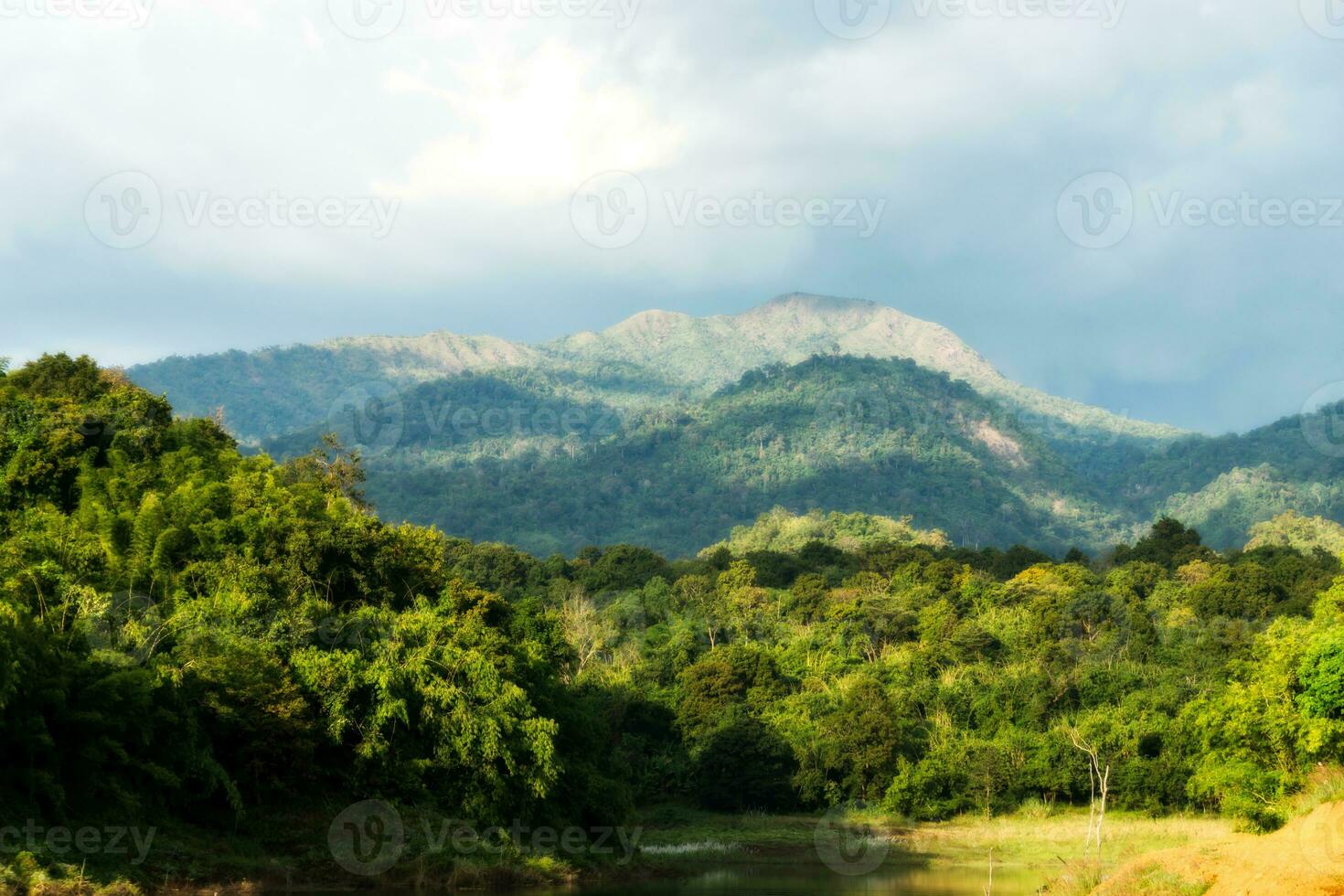 Grün Berg mit Regen Wolke. foto