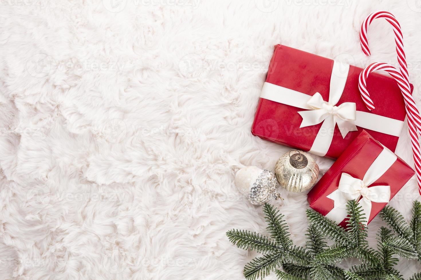 Geschenkbox, Weihnachtsschmuck auf Wollhintergrund foto