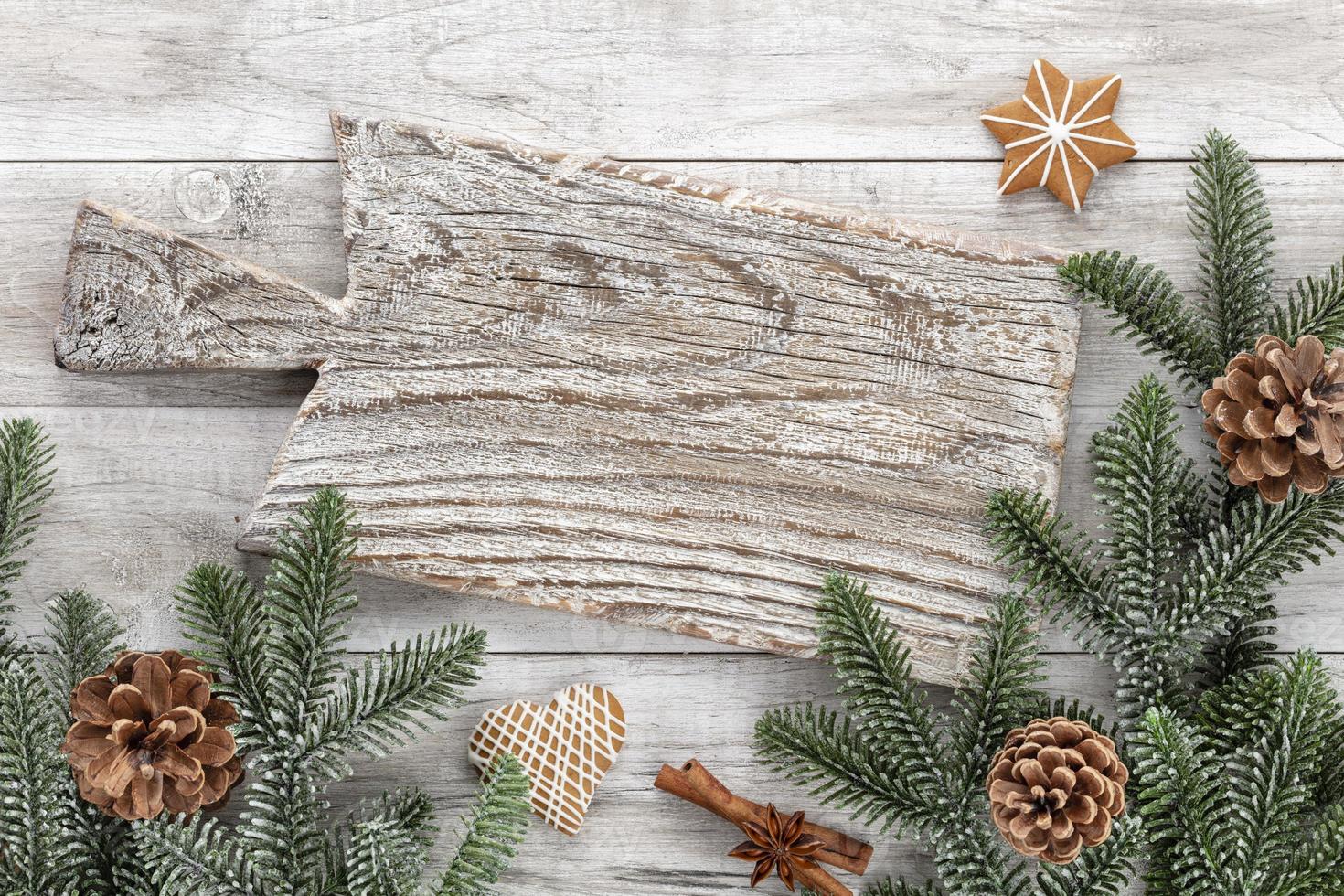 hausgemachte Weihnachtslebkuchen auf Holztisch foto