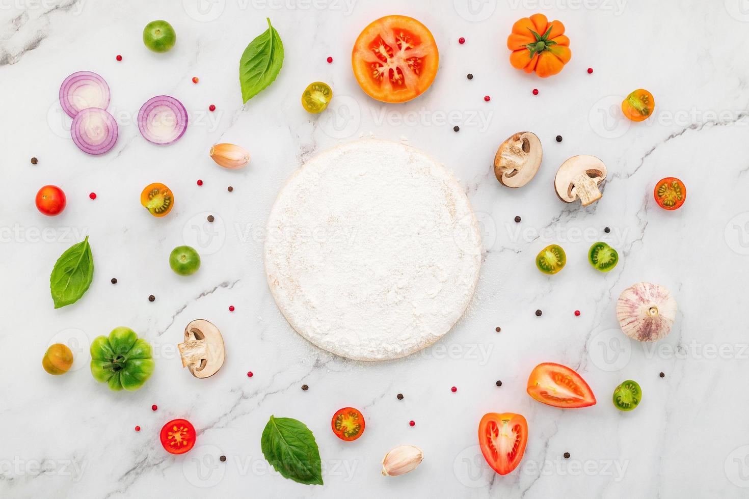 die Zutaten für hausgemachte Pizza auf weißem Marmorhintergrund. foto