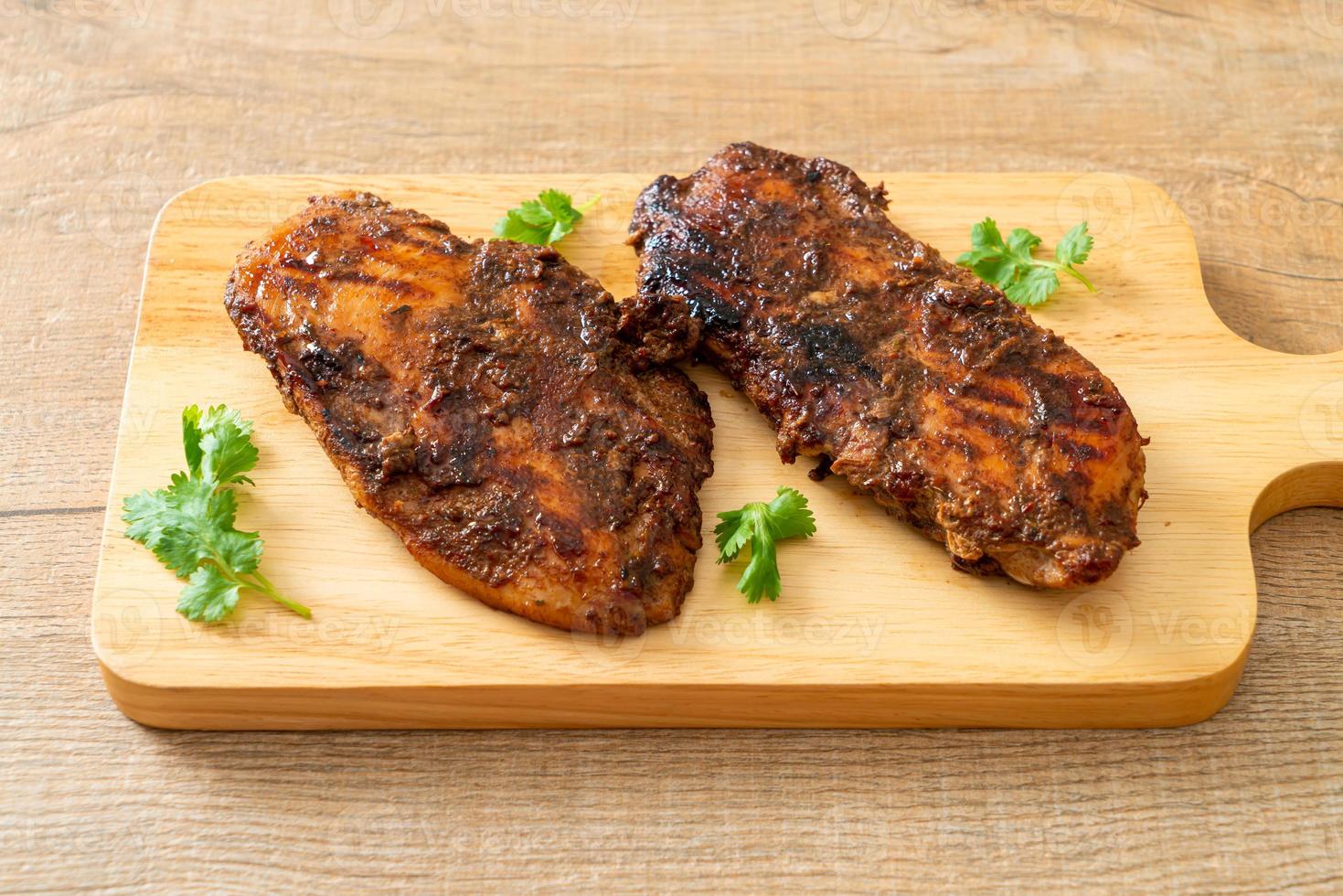 würzig gegrilltes jamaikanisches Jerk Chicken foto