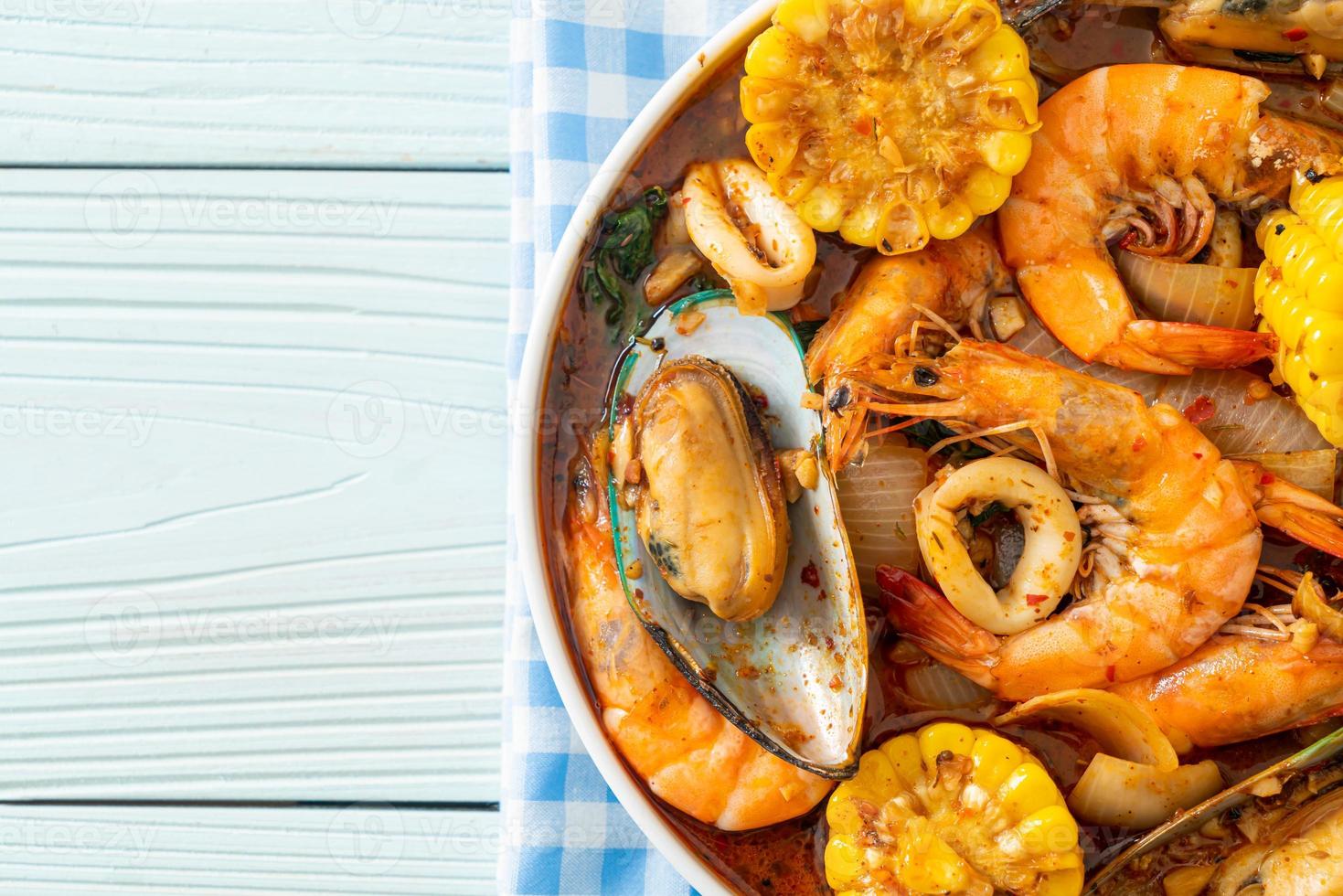 würzige Meeresfrüchte vom Grill - Garnelen, Tintenfisch, Muschel foto