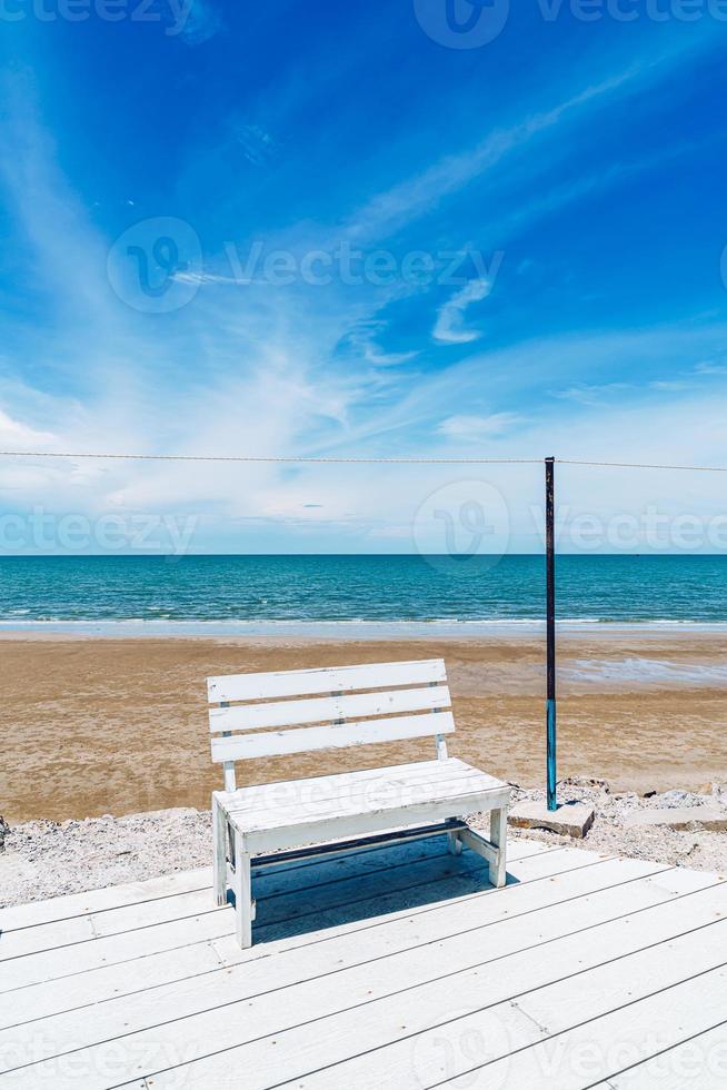 Tisch und Stuhl im Freien mit Meeresstrand-Hintergrund foto