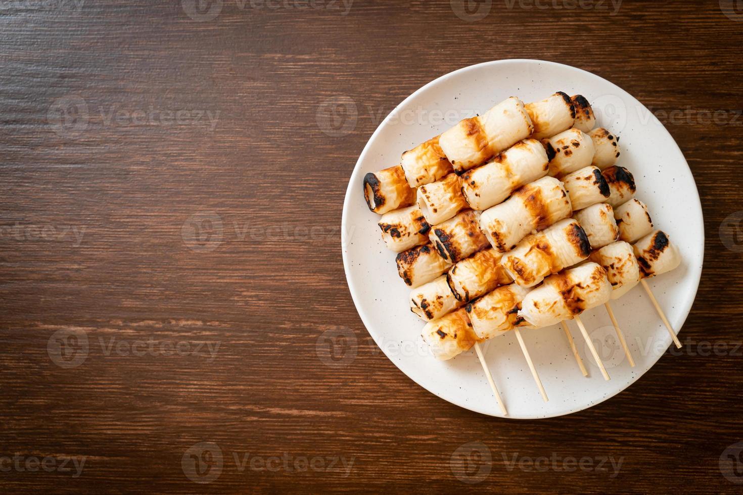 Gegrillter röhrenförmiger Fischpasteten-Kuchen-Spieß oder Röhren-Tintenfisch-Spieß foto