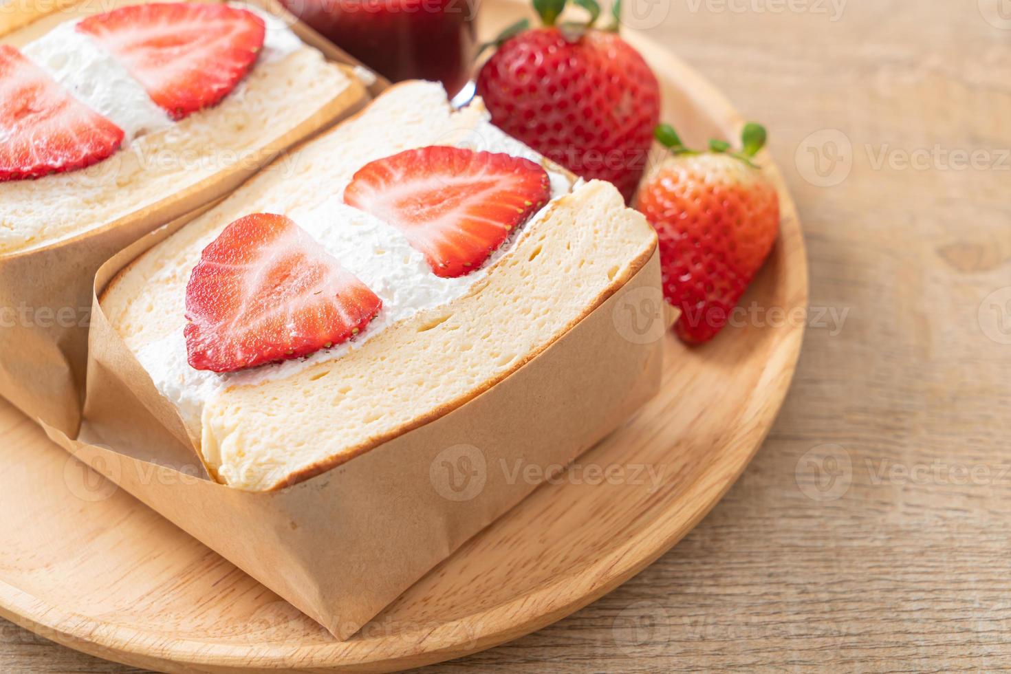 Pfannkuchen-Sandwich Erdbeer frische Sahne foto