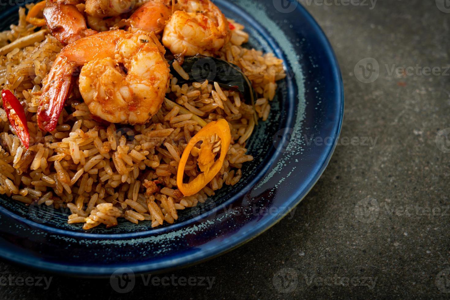 Shrimps gebratener Reis mit Kräutern und Gewürzen foto